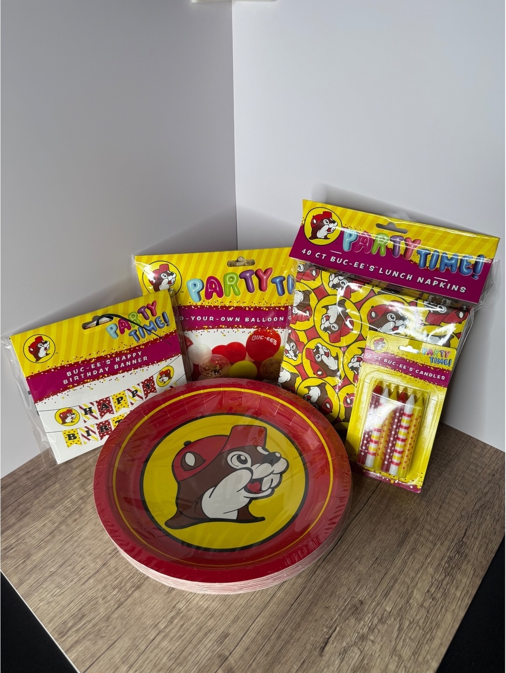Buc-ee's Party Time 5-Piece Birthday Party Set with Plates, Napkins, Banner, Gar